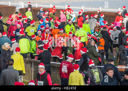 Sopot, Polonia. 4° dic, 2016. Oltre 400 corridori prendere parte al 10 kilmeters Santa carità Clausole di eseguire un Sopot ippodromo. I partecipanti raccolgono per l'Hospice Fondazione letale aiuta i bambini malati. Credito: Michal Fludra/Alamy Live News Foto Stock