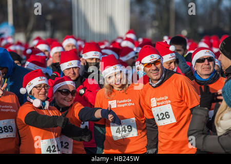 Sopot, Polonia. 4° dic, 2016. Oltre 400 corridori prendere parte al 10 kilmeters Santa carità Clausole di eseguire un Sopot ippodromo. I partecipanti raccolgono per l'Hospice Fondazione letale aiuta i bambini malati. Credito: Michal Fludra/Alamy Live News Foto Stock