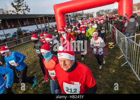 Sopot, Polonia. 4° dic, 2016. Oltre 400 corridori prendere parte al 10 kilmeters Santa carità Clausole di eseguire un Sopot ippodromo. I partecipanti raccolgono per l'Hospice Fondazione letale aiuta i bambini malati. Credito: Michal Fludra/Alamy Live News Foto Stock