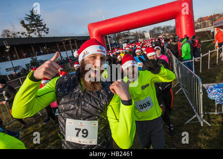 Sopot, Polonia. 4° dic, 2016. Oltre 400 corridori prendere parte al 10 kilmeters Santa carità Clausole di eseguire un Sopot ippodromo. I partecipanti raccolgono per l'Hospice Fondazione letale aiuta i bambini malati. Credito: Michal Fludra/Alamy Live News Foto Stock