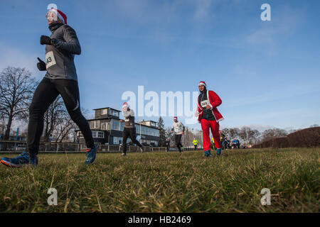 Sopot, Polonia. 4° dic, 2016. Oltre 400 corridori prendere parte al 10 kilmeters Santa carità Clausole di eseguire un Sopot ippodromo. I partecipanti raccolgono per l'Hospice Fondazione letale aiuta i bambini malati. Credito: Michal Fludra/Alamy Live News Foto Stock