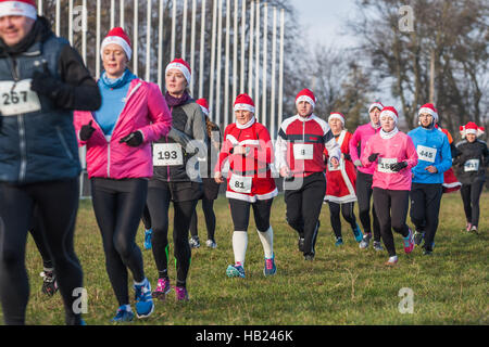 Sopot, Polonia. 4° dic, 2016. Oltre 400 corridori prendere parte al 10 kilmeters Santa carità Clausole di eseguire un Sopot ippodromo. I partecipanti raccolgono per l'Hospice Fondazione letale aiuta i bambini malati. Credito: Michal Fludra/Alamy Live News Foto Stock