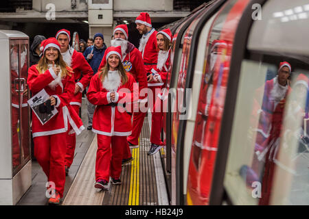 Londra, Regno Unito. 4° dic, 2016. I partecipanti arrivano da tubo - Thosuands dei corridori di tutte le età in santa tute e altri costumi di Natale runaround Clapham Common per Great Ormond Street Hospital e per il divertimento. Credito: Guy Bell/Alamy Live News Foto Stock