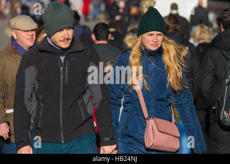 Millennium Bridge di Londra, Regno Unito. 4° dic, 2016. Passeggiate turistiche sul Millennium Bridge avvolto in un abbigliamento caldo come essi brave basse temperature di congelamento a Londra su un soleggiato ma freddo giorno. Credito: Dinendra Haria/Alamy Live News Foto Stock