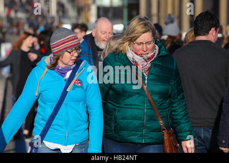 Millennium Bridge di Londra, Regno Unito. 4° dic, 2016. Passeggiate turistiche sul Millennium Bridge avvolto in un abbigliamento caldo come essi brave basse temperature di congelamento a Londra su un soleggiato ma freddo giorno. Credito: Dinendra Haria/Alamy Live News Foto Stock