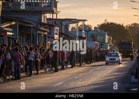 Santiago de Cuba, Cuba. 4 dicembre, 2016. La domenica mattina presto, i cubani schierate le strade vicino al il cimitero di Santa Ifigenia in Santiago de Cuba a dire il loro ultimo addio a Fidel Castro. Credito: Cristian Mijea/Alamy Live News Foto Stock