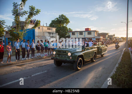 Santiago de Cuba, Cuba. 4 dicembre, 2016. Il corteo che trasportano Fidel Castro ceneri passano da cubani che schiereranno le strade la domenica mattina presto vicino alla il cimitero di Santa Ifigenia in Santiago de Cuba a dire il loro ultimo addio a Fidel Castro. Credito: Cristian Mijea/Alamy Live News Foto Stock