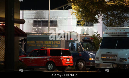 San Francisco, Stati Uniti d'America. 4° dic, 2016. Veicoli di soccorso sono visti presso il magazzino dove durante la notte un incendio avvenuto a Oakland, in California, negli Stati Uniti il 4 dicembre, 2016. I funzionari di Oakland, California, detto domenica il numero di vittime di un incendio durante il fine settimana in un magazzino è salito a 24. Credito: Xu Yong/Xinhua/Alamy Live News Foto Stock