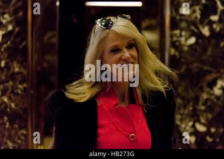 New York, Stati Uniti d'America. 3 dicembre, 2016. Trump campaign manager Kellyanne Conway esce da un ascensore nella hall di Trump Tower a New York, NY, Stati Uniti d'America il 3 dicembre 2016. Credito: MediaPunch Inc/Alamy Live News Foto Stock