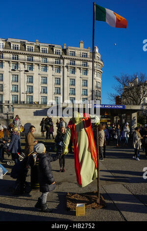 Londra, Regno Unito. 4° dic, 2016. Il sole e il freddo inverno del turista a guardare la gente buskers musicista di strada in Marble Arch il 4 dicembre 2016, Londra, Regno Unito. Credito: Vedere Li/Alamy Live News Foto Stock