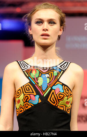 Modello indossa un London College of Contemporary Arts graduate design durante il Graduate Fashion Show sul cosmopolita scoperto passerella abiti mostrano, NEC, Birmingham, Regno Unito. In funzione dal 2 al 6 dicembre 2016, con il solito mix di moda, bellezza, celebrità, la musica e gli esperti del settore. I vestiti show è tornato per la sua esecuzione finale al NEC. Dopo 27 anni di successo presso il centro NEC, i vestiti Show si trasferirà a Liverpool nel luglio 2017. Il 4 dicembre 2016. Credito: Antony ortica/Alamy Live News Foto Stock