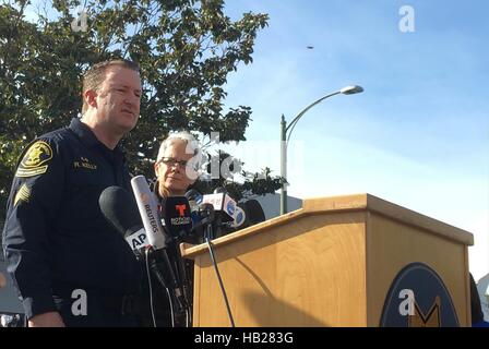 Oakland, Stati Uniti d'America. 4° dic, 2016. Il sergente Ray Kelly (L) della contea di Alameda Sheriff's Office parla durante un briefing con la stampa a Oakland, in California, negli Stati Uniti il 4 dicembre, 2016. Il sindaco di Oakland Libby Schaaf detto Domenica che un team ha iniziato una indagine penale in un magazzino per una notte il fuoco. I funzionari di detto il bilancio delle vittime del fuoco si attesta a 33 come di domenica pomeriggio. Credito: Ma Dan/Xinhua/Alamy Live News Foto Stock