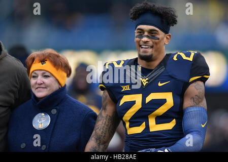 Morgantown, West Virginia, USA. 3 dicembre, 2016. West Virginia alpinisti JARROD sicurezza HARPER #22 è introdotto il Senior cerimonie il giorno prima di una partita giocata a Campo alpinista a Morgantown WV. WVU beat Baylor 24-21. © Ken Inness/ZUMA filo/Alamy Live News Foto Stock