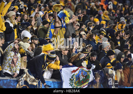 Morgantown, West Virginia, USA. 3 dicembre, 2016. Ventole WVU celebrare in stand durante una partita giocata al campo alpinista a Morgantown WV. WVU beat Baylor 24-21. © Ken Inness/ZUMA filo/Alamy Live News Foto Stock