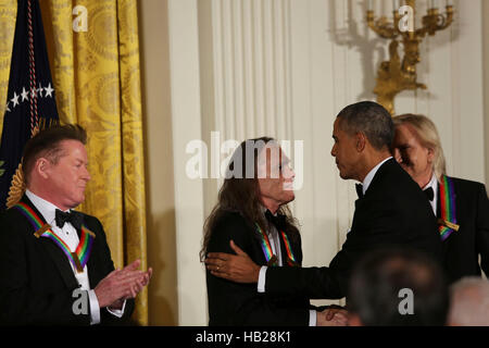 Washington DC, Stati Uniti d'America. 4° dic, 2016. Il Presidente degli Stati Uniti Barack Obama scuote le mani con aquile membro della band Timothy B. Schmit, mentre gli altri membri della band watch, nella Sala Est della Casa Bianca, 4 dicembre 2016, Washington, DC. Il 2016 honorees sono: pianista argentina Martha Argerich; rock band The Eagles; schermo e attore di scena Al Pacino; vangelo e cantante di blues Mavis Staples; e musicista James Taylor. Credito: Aude Guerrucci/Piscina via CNP /MediaPunch Credito: MediaPunch Inc/Alamy Live News Foto Stock