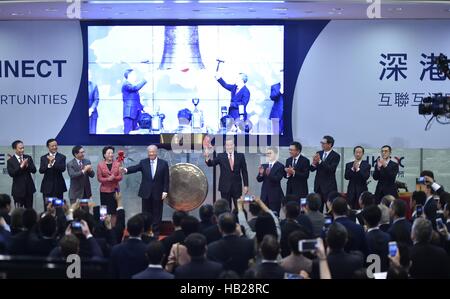 Hong Kong, Cina. 5 Dic, 2016. Leung Chun-ying (6R), chief executive della regione amministrativa speciale di Hong Kong e di Hong Kong di scambi e di cancellazione del Presidente Chow Chung-kong (5 L) congiuntamente battere il gong per segnare il lancio del Shenzhen-Hong Kong Stock a collegare il secondo collegamento tra la navigazione e Hong Kong bourses, a Hong Kong, Cina del sud, Dicembre 5, 2016. © Wang Shen/Xinhua/Alamy Live News Foto Stock