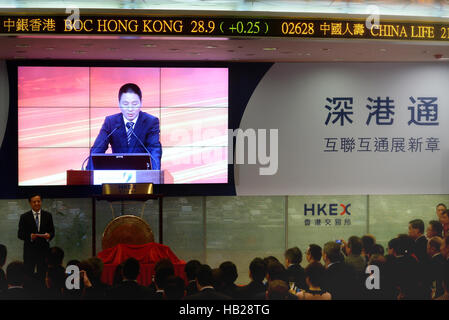 Hong Kong, Cina. 5 Dic, 2016. Charles li (L), chief executive di Hong Kong di scambi e di Clearing (HKEx), interagisce con Wang Jianjun, general manager della Shenzhen Stock Exchange, tramite video durante il lancio del Shenzhen-Hong Kong Stock a collegare il secondo collegamento tra la navigazione e Hong Kong bourses, a Hong Kong, Cina del sud, Dicembre 5, 2016. © Qin Qing/Xinhua/Alamy Live News Foto Stock