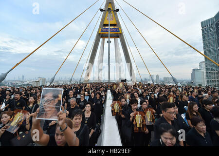 Bangkok, Tailandia. 5 Dic, 2016. Ben wishers frequentare un merito-making cerimonia per il defunto Re Bhumibol Adulyadej sul ponte Bhumibol a Bangkok, Thailandia, Dicembre 5, 2016. Oltre ventimila persone si sono riunite a Bangkok è Bhumibol ponte per frequentare un merito-making cerimonia di 89esimo compleanno anniversario della Thailandia del compianto Re Bhumibol Adulyadej il lunedì mattina. Credito: Li Mangmang/Xinhua/Alamy Live News Foto Stock