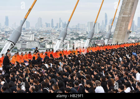 Bangkok, Tailandia. 5 Dic, 2016. Monaci e ben wishers frequentare un merito-making cerimonia per il defunto Re Bhumibol Adulyadej sul ponte Bhumibol a Bangkok, Thailandia, Dicembre 5, 2016. Oltre ventimila persone si sono riunite a Bangkok è Bhumibol ponte per frequentare un merito-making cerimonia di 89esimo compleanno anniversario della Thailandia del compianto Re Bhumibol Adulyadej il lunedì mattina. Credito: Li Mangmang/Xinhua/Alamy Live News Foto Stock