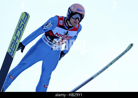 Il concorso di Klingenthal, in Germania. 4° dic, 2016. L'austriaco del ponticello di sci Andreas Kofler salti dal big hill durante il primo ciclo di valutazioni della nordica della Coppa del Mondo di sci nel Vogtland Arena di Klingenthal, in Germania, 4 dicembre 2016. Foto: Jan Woitas/dpa-Zentralbild/dpa/Alamy Live News Foto Stock