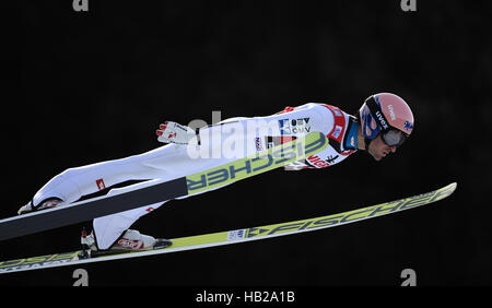 Il concorso di Klingenthal, in Germania. 4° dic, 2016. L'austriaco del ponticello di sci Andreas Kofler salti dal big hill durante il primo ciclo di valutazioni della nordica della Coppa del Mondo di sci nel Vogtland Arena di Klingenthal, in Germania, 4 dicembre 2016. Foto: Hendrik Schmidt/dpa-Zentralbild/ZB/dpa/Alamy Live News Foto Stock