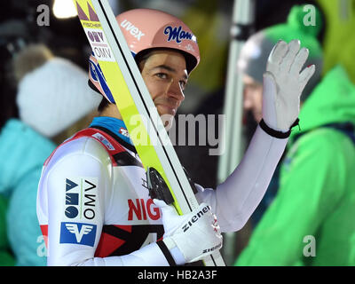 Il concorso di Klingenthal, in Germania. 4° dic, 2016. L'austriaco del ponticello di sci Andreas Kofler reagisce al secondo round di valutazione della nordica della Coppa del Mondo di sci nel Vogtland Arena di Klingenthal, in Germania, 4 dicembre 2016. Foto: Hendrik Schmidt/dpa-Zentralbild/ZB/dpa/Alamy Live News Foto Stock