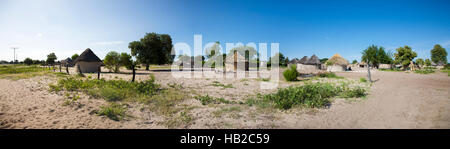 Tradizionale rurale africana di Himba capanne vicino a Caprivi Strip, Namibia Foto Stock