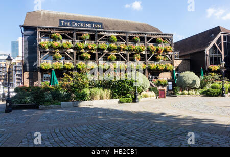 Il DIckens Inn at St Katherine Docks Londra Foto Stock