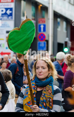 TTIP GAME OVER militante in azione durante una manifestazione pubblica a Bruxelles. Foto Stock