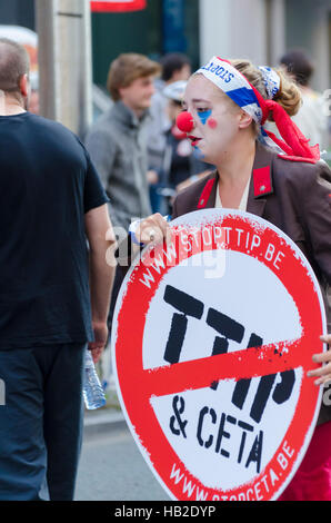 TTIP GAME OVER militante in azione durante una manifestazione pubblica a Bruxelles. Foto Stock