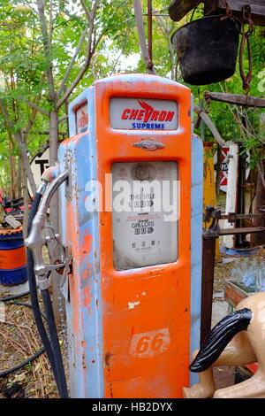 Vecchia Pompa del gas da anni quaranta e cinquanta in un cantiere di recupero Foto Stock