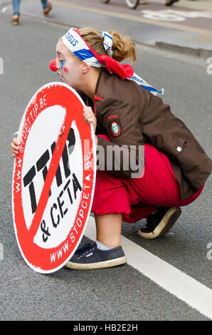 TTIP GAME OVER militante in azione durante una manifestazione pubblica a Bruxelles. Foto Stock