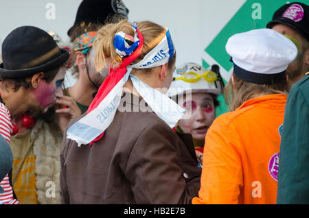 TTIP GAME OVER militante in azione durante una manifestazione pubblica a Bruxelles. Foto Stock