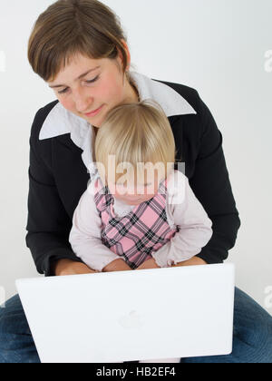 Business donna con la figlia al lavoro Foto Stock