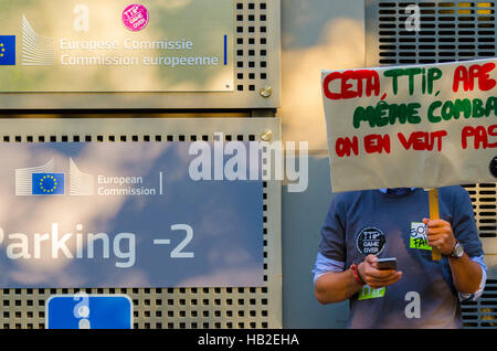 TTIP GAME OVER militante in azione durante una manifestazione pubblica a Bruxelles. Foto Stock