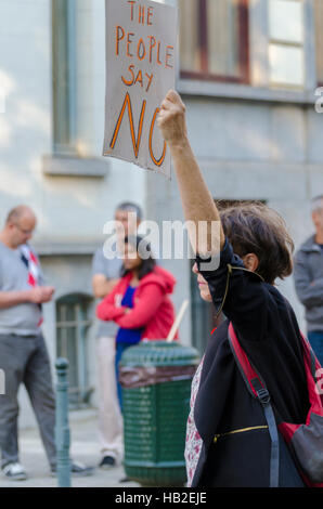 TTIP GAME OVER militante in azione durante una manifestazione pubblica a Bruxelles. Foto Stock