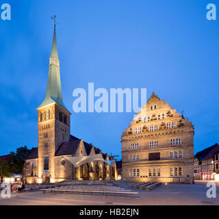 Casa di nozze dal 1617, festa comunale e celebrazione centro mercato, Chiesa di San Nicolai, crepuscolo, Weser Renaissance Foto Stock