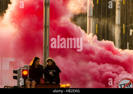 TTIP GAME OVER militante in azione durante una manifestazione pubblica a Bruxelles. Foto Stock