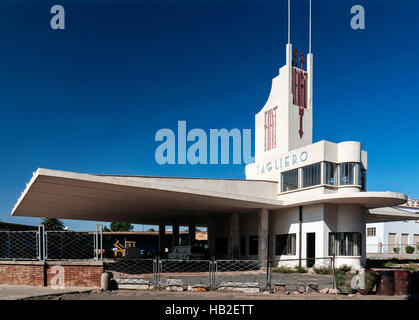 Coloniale italiano vecchio art deco fiat tagliero edificio nella città di Asmara eritrea Foto Stock