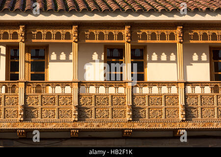 Coloniale in legno rustico balconi scolpiti sulla Plaza de Armas nel centro storico di Cusco. Perù Foto Stock