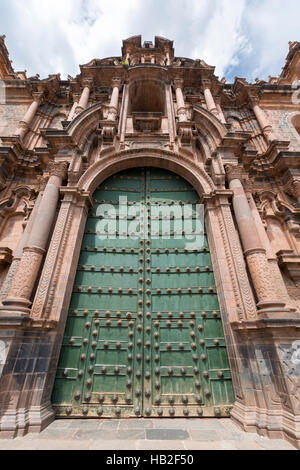 Dettagli delle porte dalla storica la Iglesia de La Compania in Cusco. Il Perù. La chiesa risale al 1571 e si siede sulla parte superiore di un vecchio palazzo Inca. Foto Stock