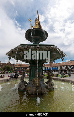 Re inca Pachacutec sulla fontana della Plaza de Armas con cielo blu chiaro, Cusco, Perù Foto Stock