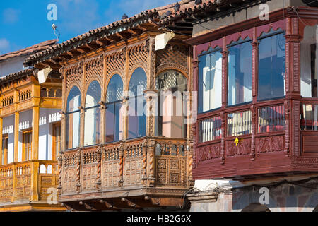 CUSCO, Perù, gennaio 15: colorate in stile coloniale in legno rustico balconi scolpiti sulla Plaza de Armas nel centro storico di Cusco. Il Perù, 2015. Foto Stock