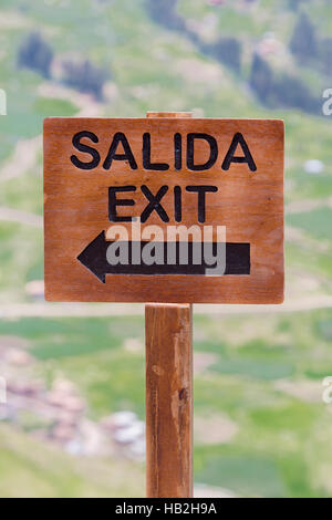 Primo piano sul cartello in legno con Salida (uscita) scritto in Spagnolo a Pisac rovine Inca nei pressi di Cusco. Il Perù 2015 Foto Stock