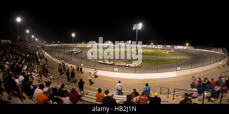 Le persone che frequentano una stock car racing auto a notte in Salt Lake City Foto Stock