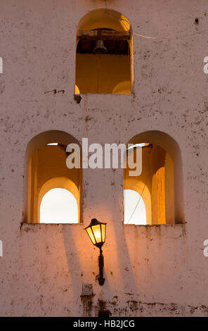 Via la luce e in vecchio stile coloniale Chinchero chiesa, Perù Foto Stock