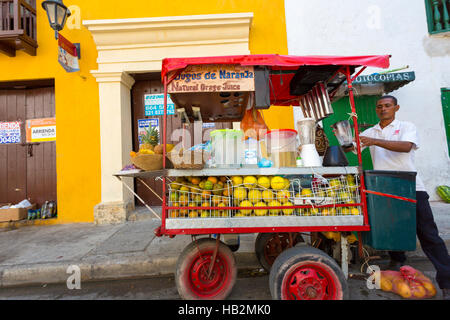 CARTAGENA, COLOMBIA, 8 gennaio: colombiano venditore di frutta in azione nella strada della città coloniale di Cartagena, Colombia 2014 Foto Stock