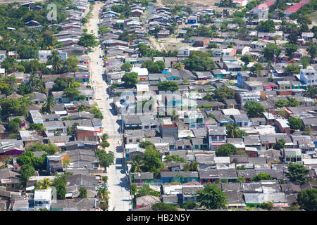 Vista aerea di affollate baraccopoli a Cartagena, Colombia 2014. Foto Stock