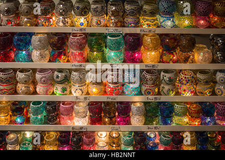 Stand con colorate a mano mosaico di vetro portacandele venduto in Turchia, Istanbul, Grand Bazaar. Foto Stock