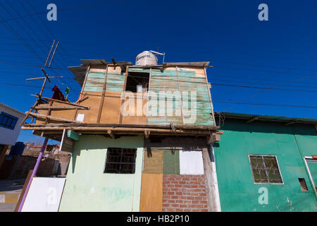 Case vacanze con capi appesi in Mancora, Perù Foto Stock